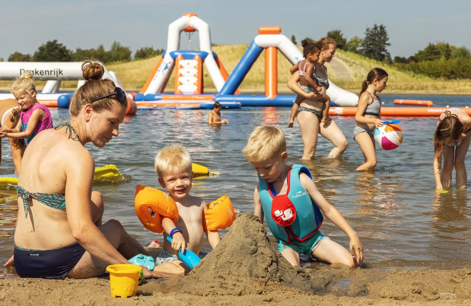 Kind ouder strandbad zandkasteel