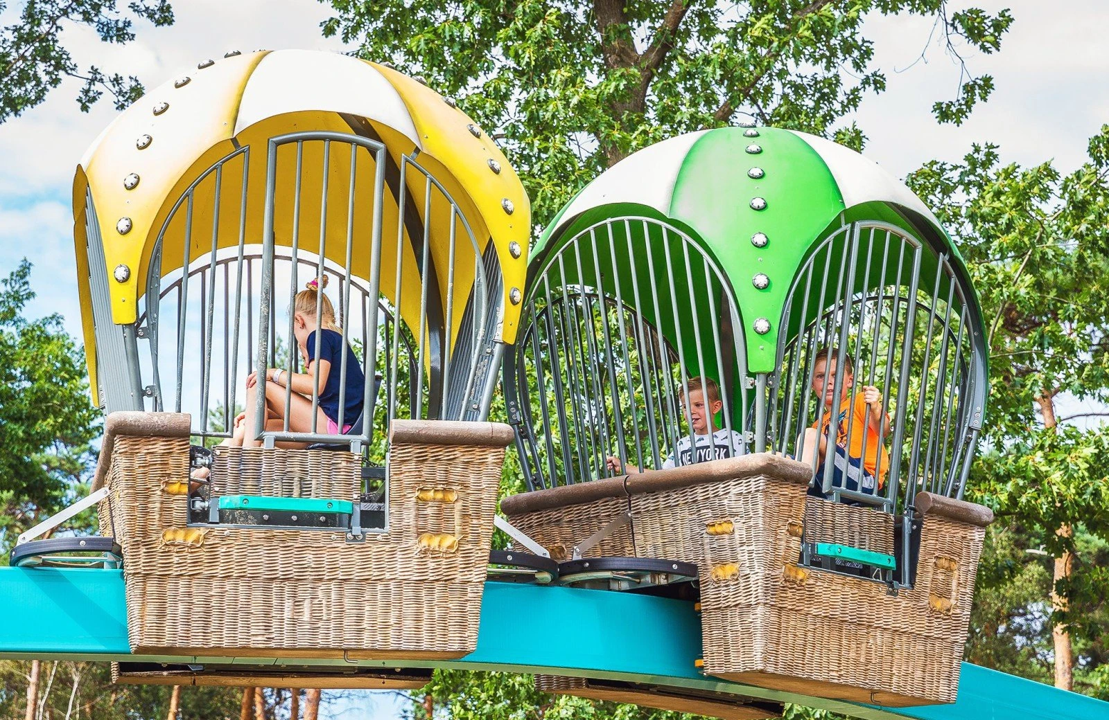 Kinderen ballonvaart twee karretjes